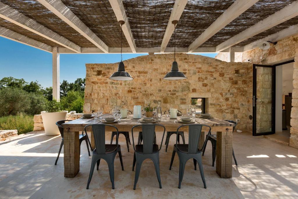 une salle à manger extérieure avec une table et des chaises dans l'établissement La Gastalena by BarbarHouse, à Ostuni