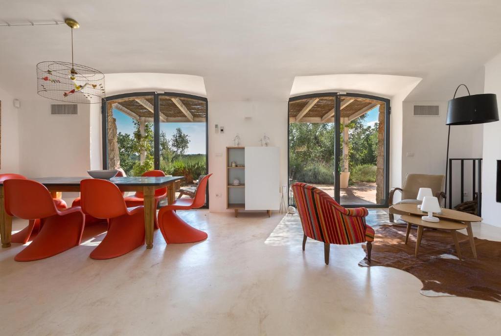 une salle à manger avec des chaises rouges et une table dans l'établissement La Gastalena by BarbarHouse, à Ostuni