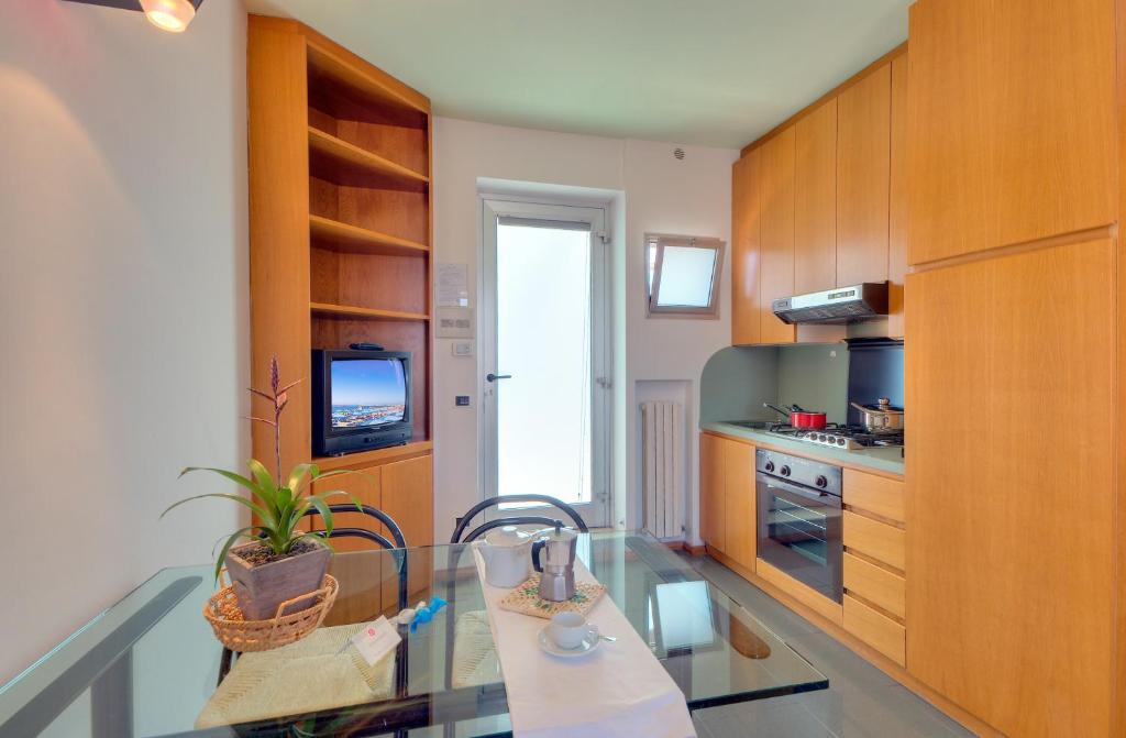 une cuisine avec une table en verre dans l'établissement SenB Hotel, à Senigallia