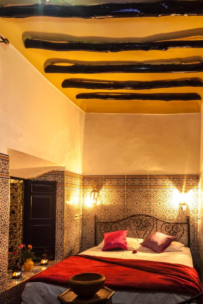 - une chambre dotée d'un lit avec un poisson au plafond dans l'établissement Riad Tiziri, à Marrakech