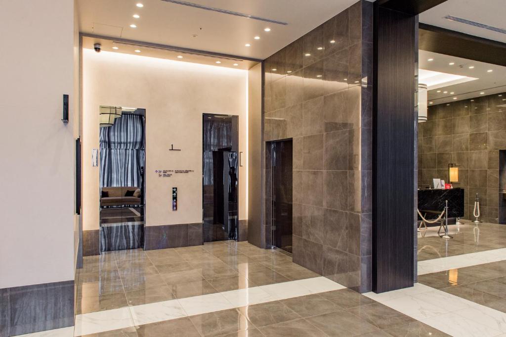 un hall avec une grande paroi de verre dans un bâtiment dans l'établissement Hotel Ole, à Fujieda 37 autres photos