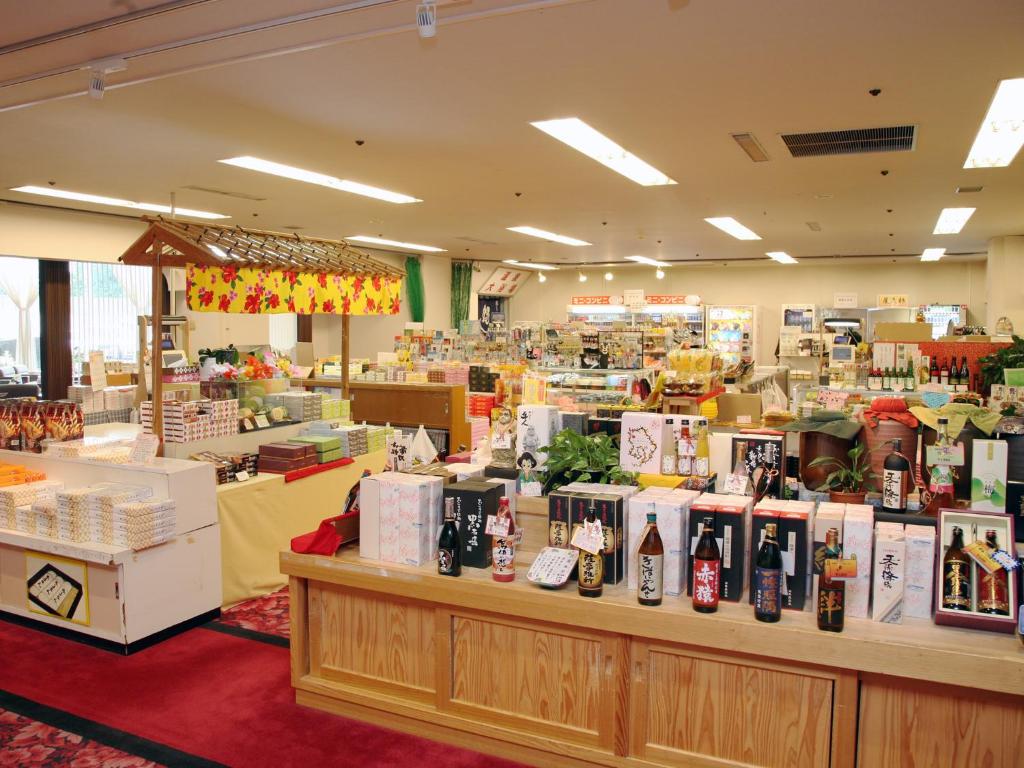 un magasin rempli de nombreuses bouteilles de vin dans l'établissement Hotel Kirishima Castle, à Kirishima