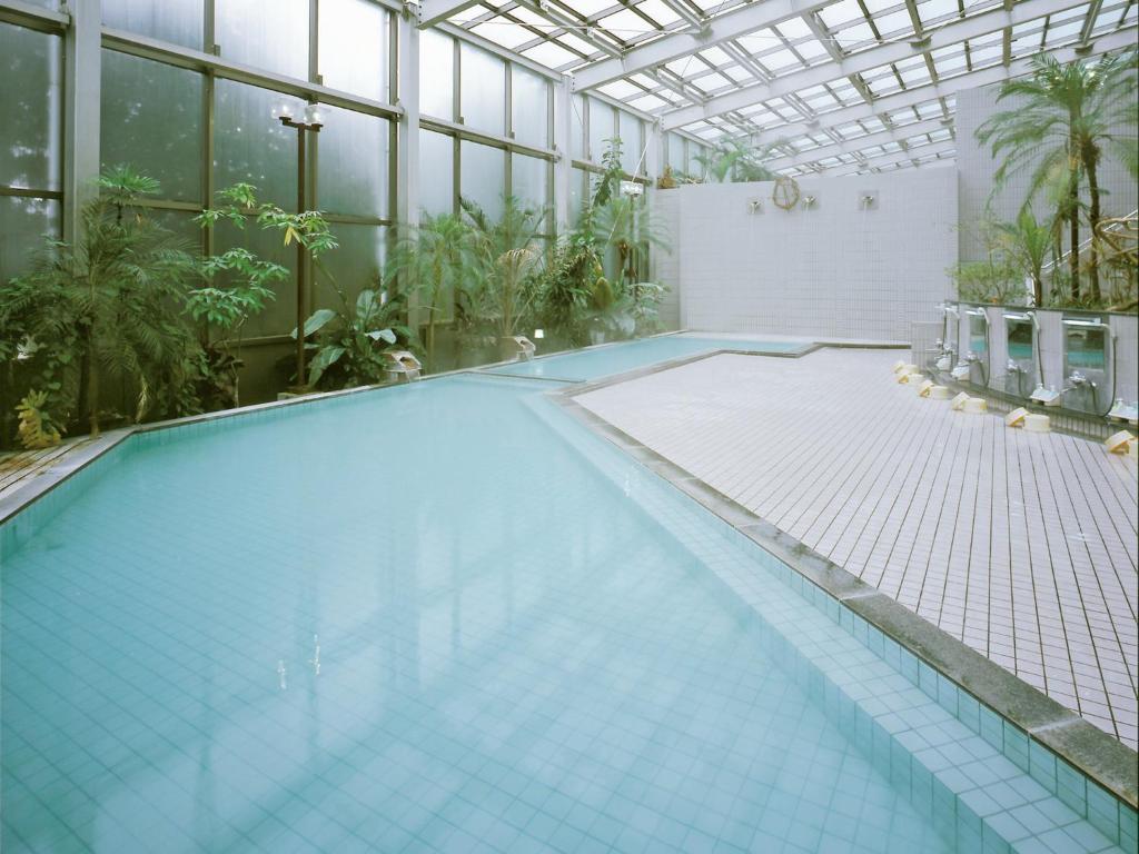 - une piscine dans un bâtiment doté d'un plafond en verre dans l'établissement Hotel Kirishima Castle, à Kirishima