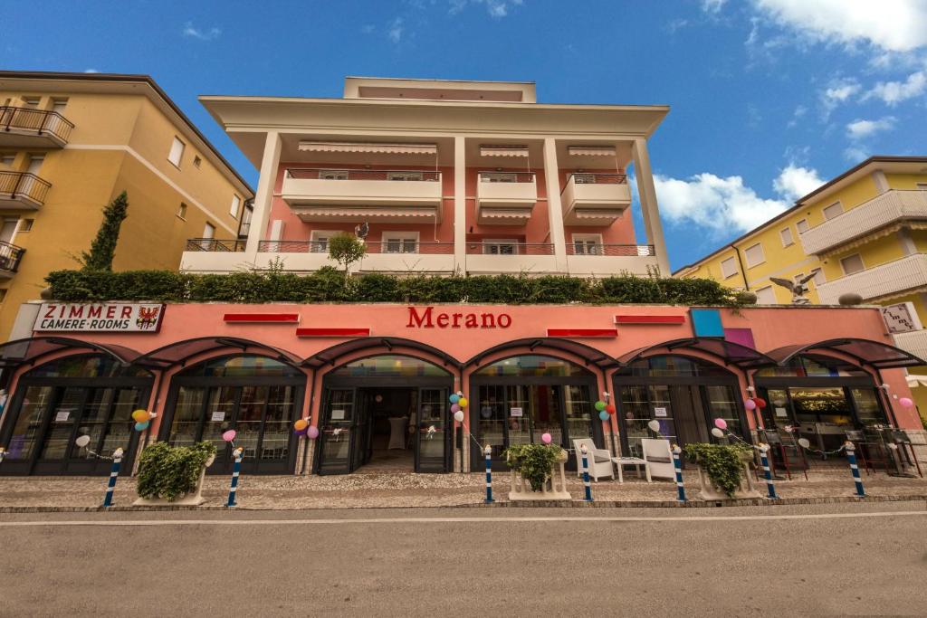un grand bâtiment avec un panneau mexico dans l'établissement Casa Merano Residence & Restaurant Bibione Centro, à Bibione