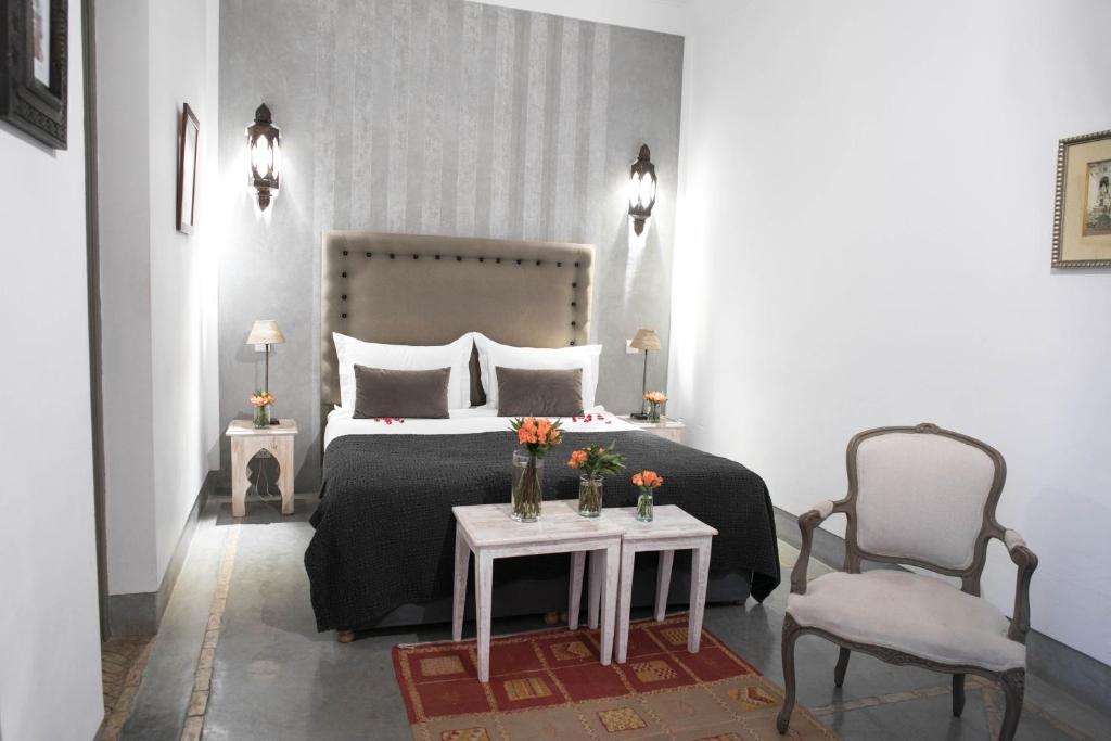 une chambre avec un lit, une table et une chaise dans l'établissement Riad Dar More, à Marrakech 37 autres photos