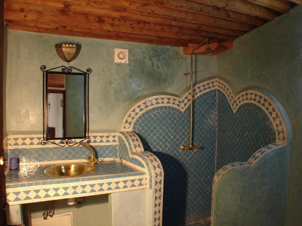 une salle de bain avec un lavabo et un miroir dans l'établissement Riad Sheryne Fes, à Fès 36 autres photos