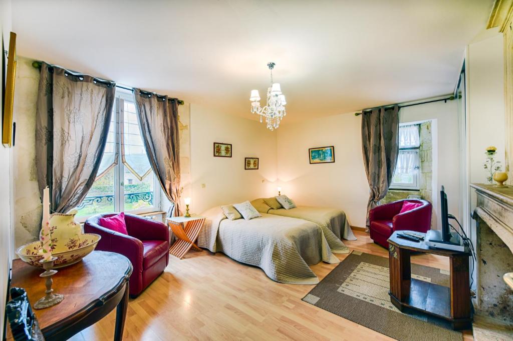 un salon avec un lit et un canapé dans l'établissement Le Domaine du Douet du Houle, Piscine & SPA, 2-19p, à Courcy