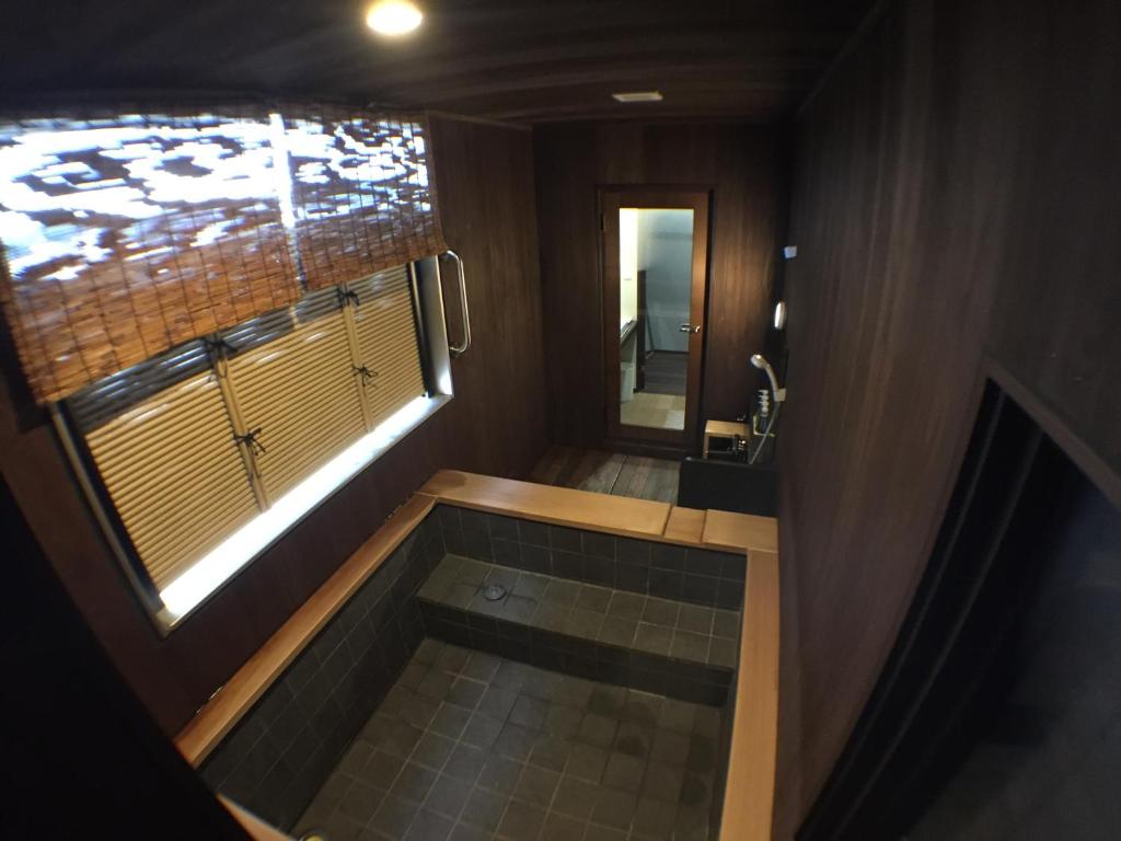 Elle offre une vue sur la salle de bains dotée d'une fenêtre. dans l'établissement Hokuriku Yamashiro Onsen Hotel Kikyou, à Yamashiro