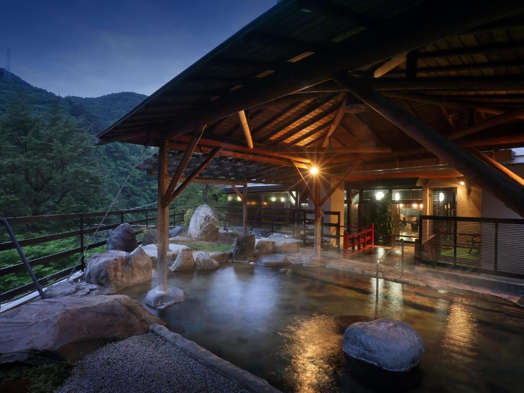 - un bâtiment avec des rochers au milieu d'une pièce dans l'établissement Hotel Sunshine Kinugawa, à Nikkō