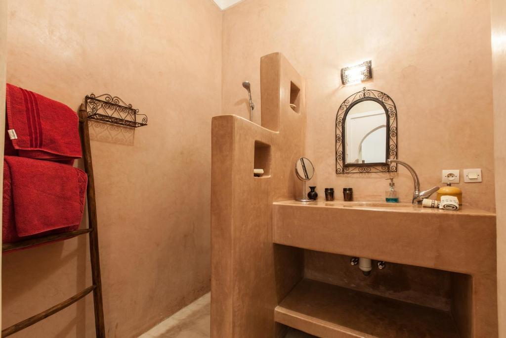 une salle de bain avec un lavabo et un miroir dans l'établissement Riad Thycas, à Marrakech