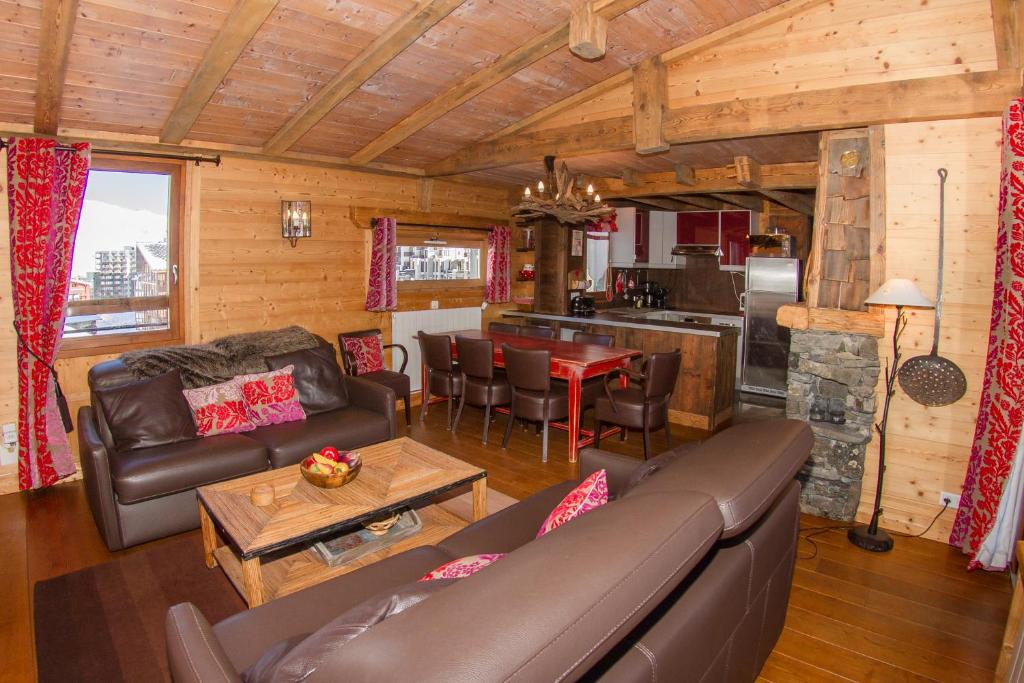 un salon avec un canapé et une table dans l'établissement Tignes duplex luxe parking 6-8 p, à Tignes 19 autres photos