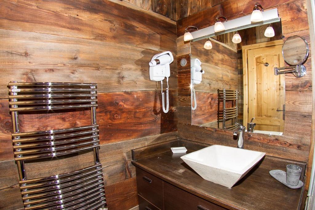 une salle de bain avec un lavabo et un miroir dans l'établissement Tignes duplex luxe parking 6-8 p, à Tignes
