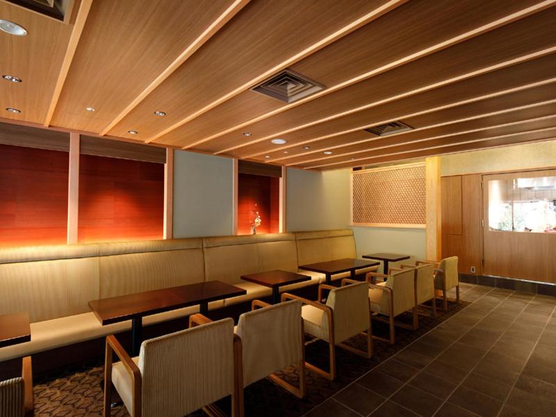 une salle à manger avec des tables et des chaises dans un restaurant dans l'établissement Nakanobo Zuien (Adult Only), à Kobe 37 autres photos