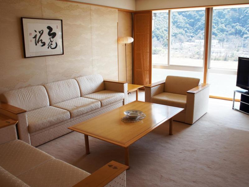 un salon avec un canapé et une table basse dans l'établissement Usyounoie Sugiyama, à Gifu