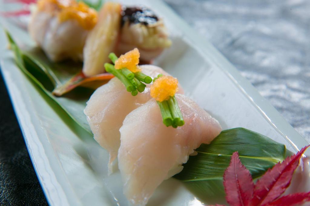 une assiette de nourriture avec sushis en haut dans l'établissement Ikkoten, à Yufu