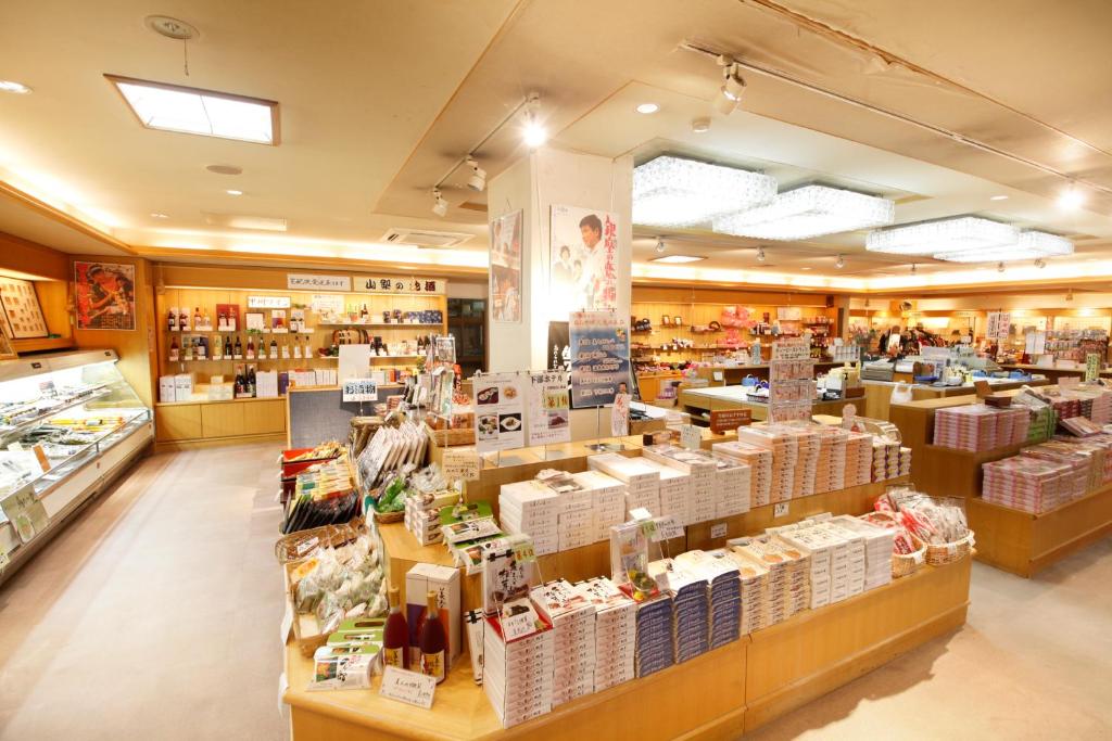 un magasin rempli de nombreuses boîtes en exposition; dans l'établissement Shimobe Hotel, à Minobu