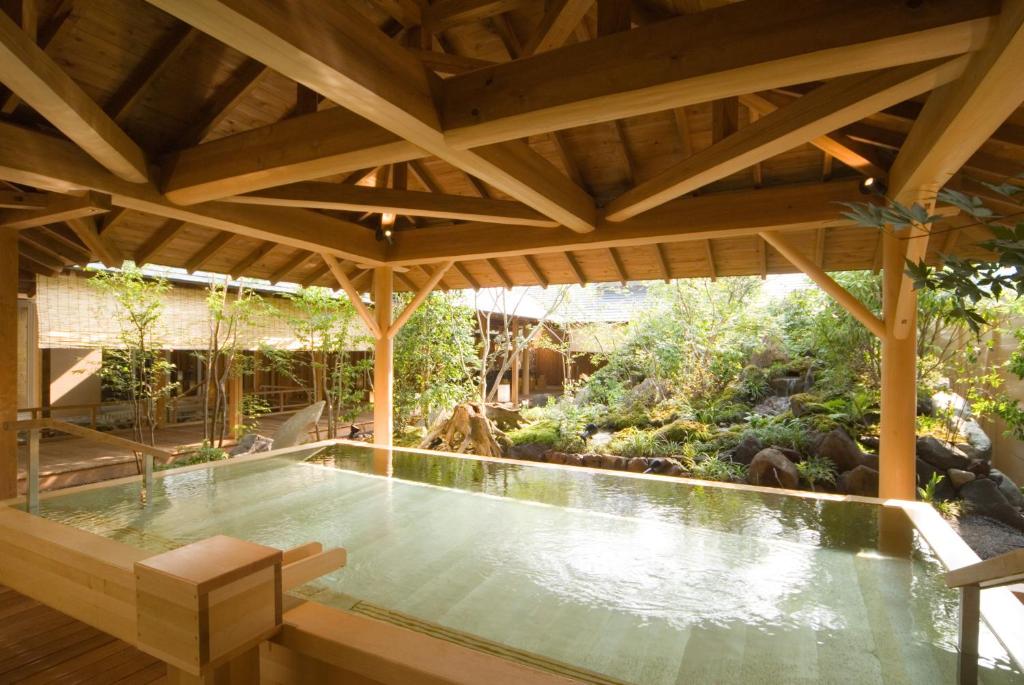 - une piscine dans une maison dotée d'un toit en bois dans l'établissement Shimobe Hotel, à Minobu