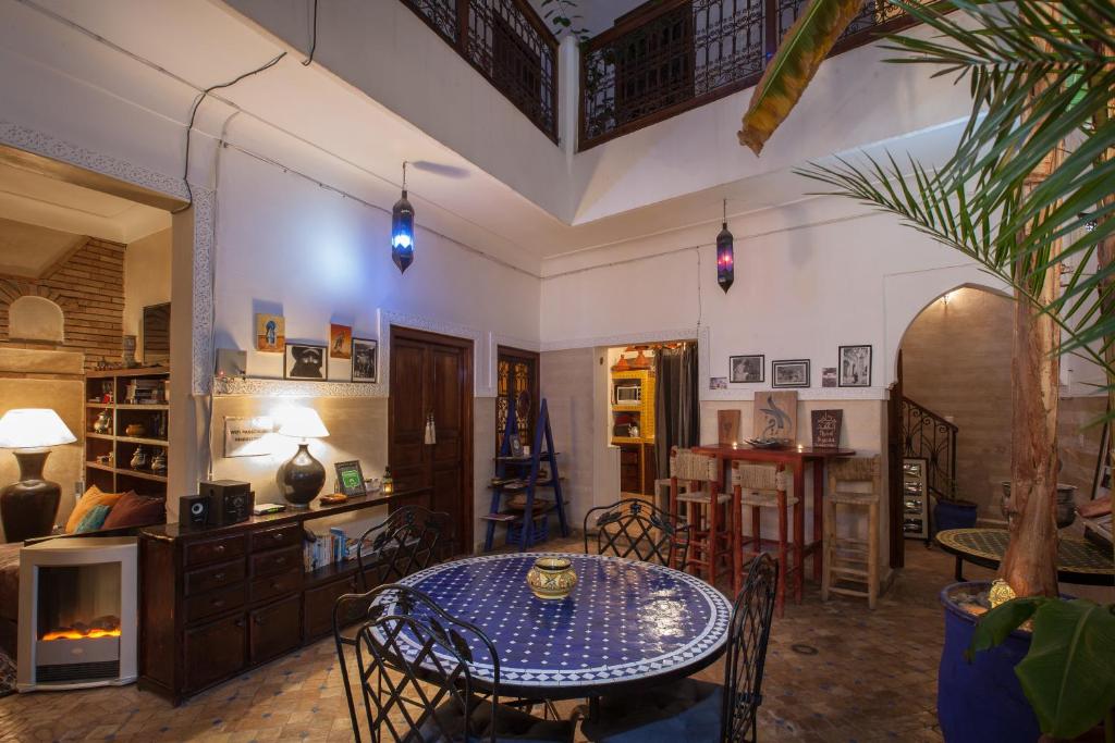 une pièce avec une table et des chaises et une cuisine dans l'établissement Riad Thycas, à Marrakech