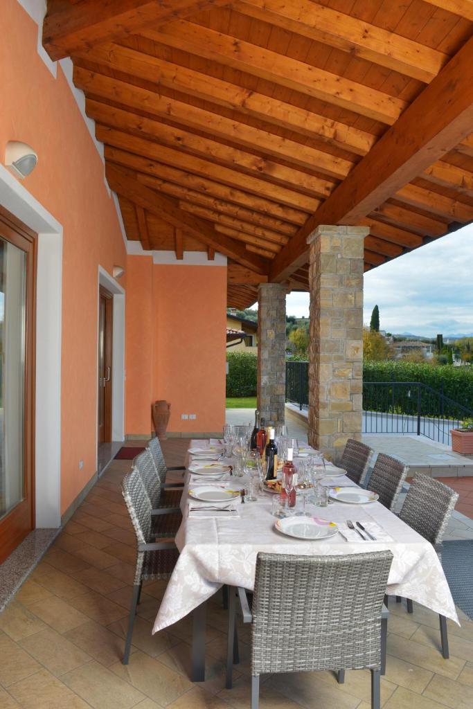 une salle à manger avec une longue table et des chaises dans l'établissement Villa Artemia, à Manerba del Garda