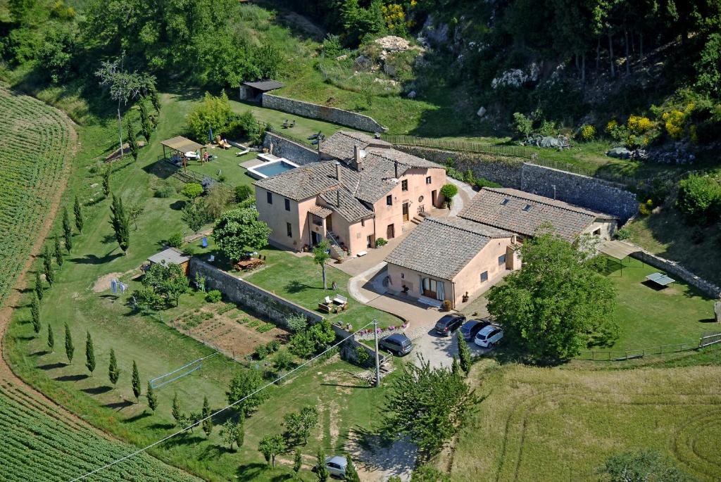 - une vue aérienne sur une grande maison avec une cour dans l'établissement Villa Le Caggia, à Sovicille