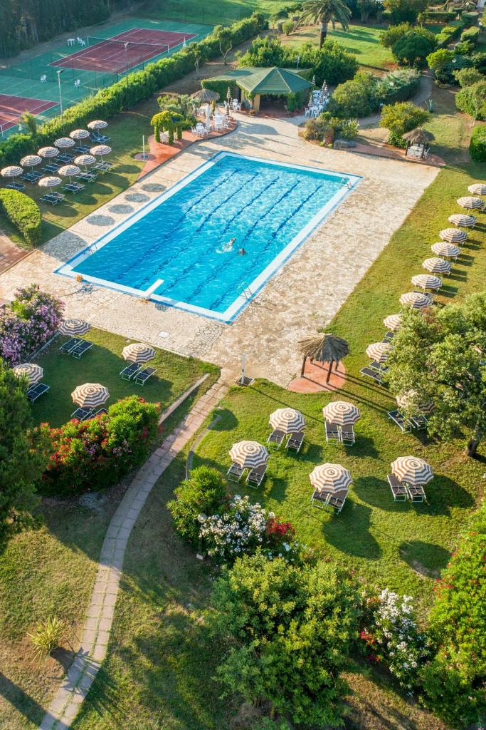 une vue aérienne d'une piscine avec parasols et chaises dans l'établissement Hotel Fabricia, à Portoferraio