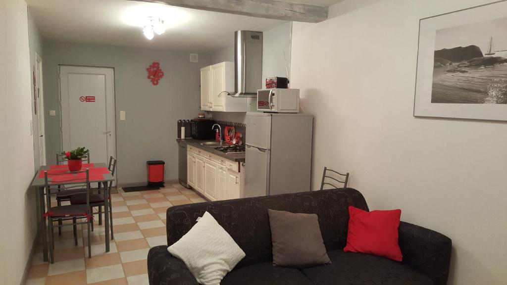 un salon avec un canapé et une cuisine dans l'établissement Gite Pourquoi Pas, à Montégut-Lauragais