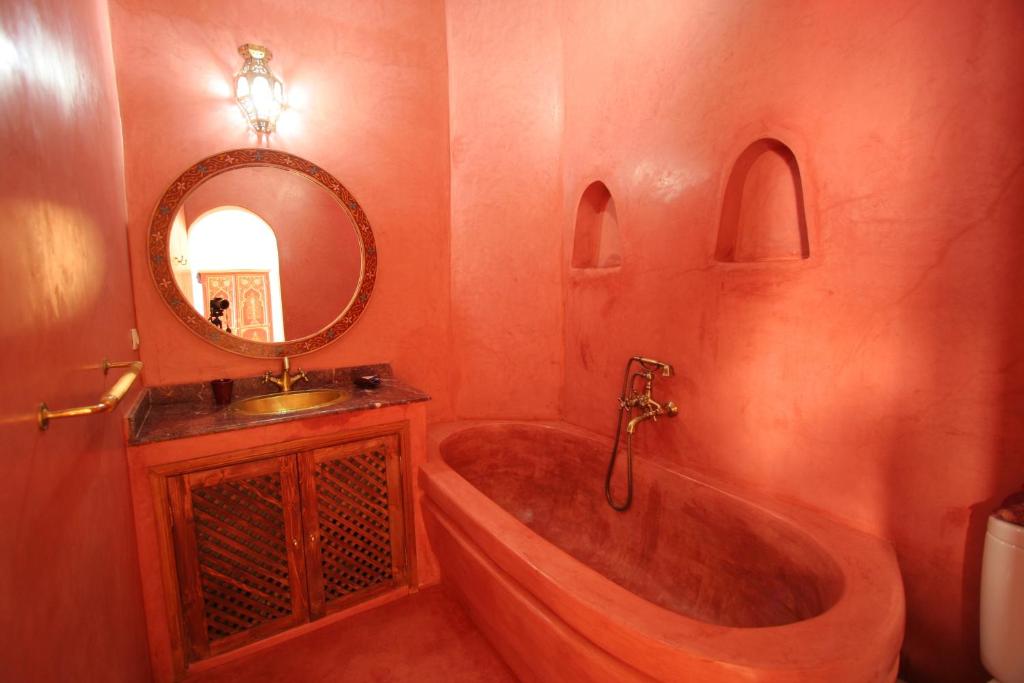 une salle de bain avec une baignoire, un lavabo et un miroir dans l'établissement Riad Morgane, à Marrakech