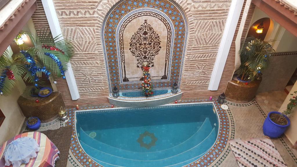 - une salle de bains avec baignoire dans la chambre dans l'établissement Riad Bonheur, à Marrakech
