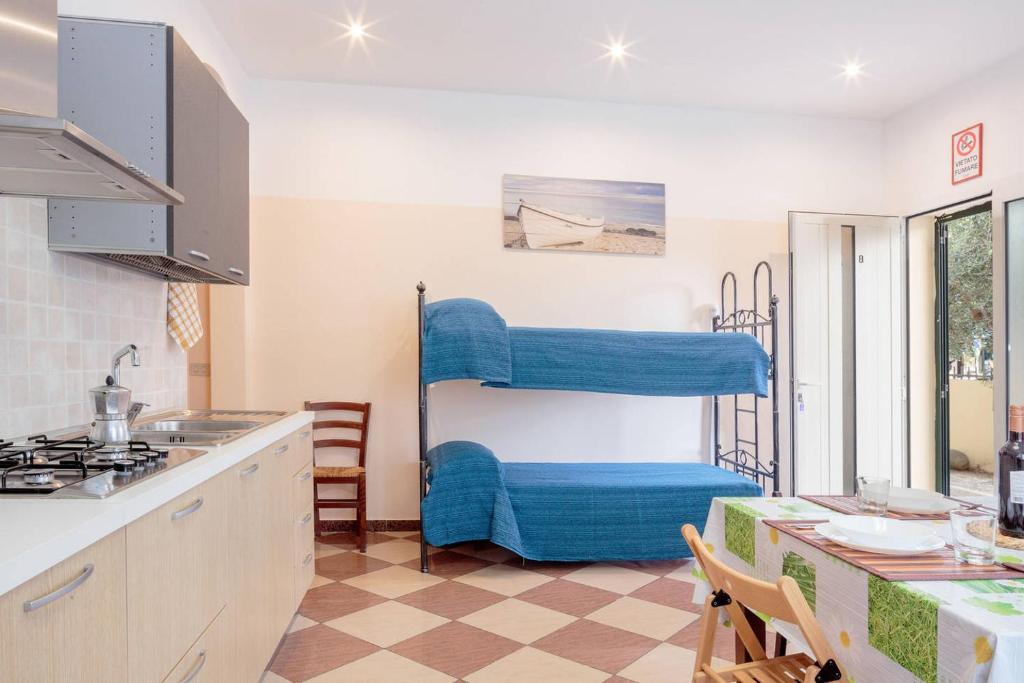 une cuisine avec un porte-serviettes bleu dans l'établissement Residence Kimba, à Rimini