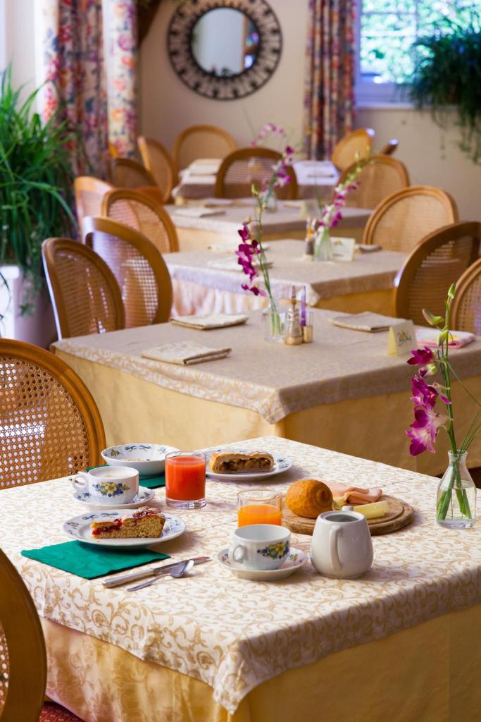 Une rangée de longues tables avec de la nourriture dans l'établissement Garden Hotel Bellariva, à Molveno