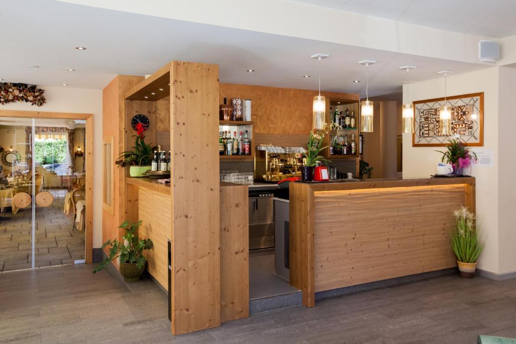 - une cuisine avec des murs en bois et un comptoir dans l'établissement Garden Hotel Bellariva, à Molveno