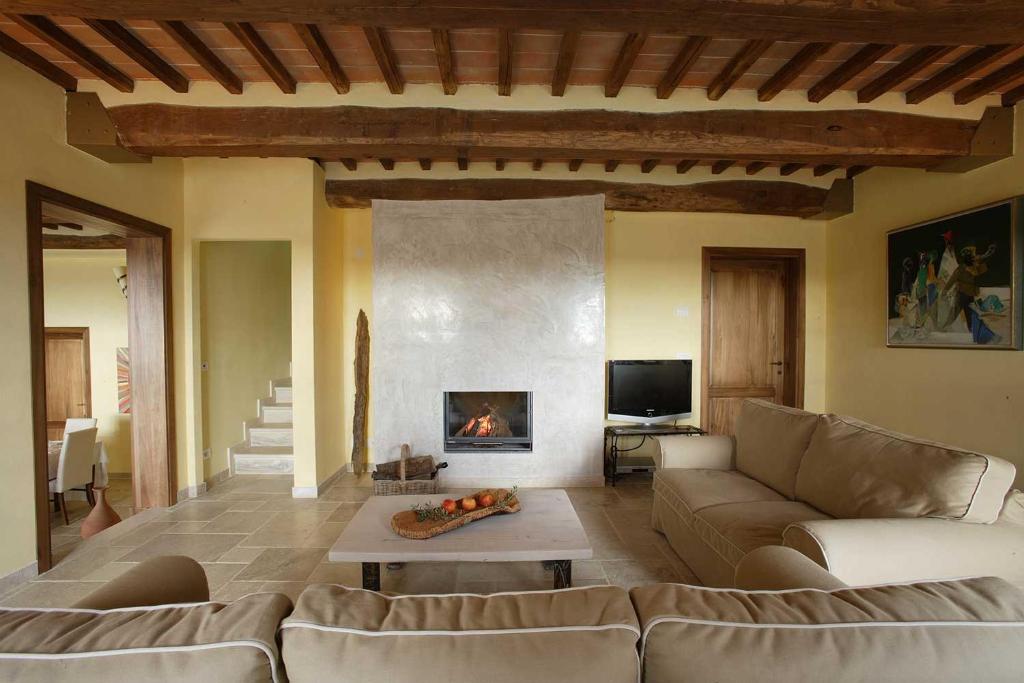 un salon avec un canapé et une cheminée dans l'établissement Countryhouse Villa Rey, à Panicale