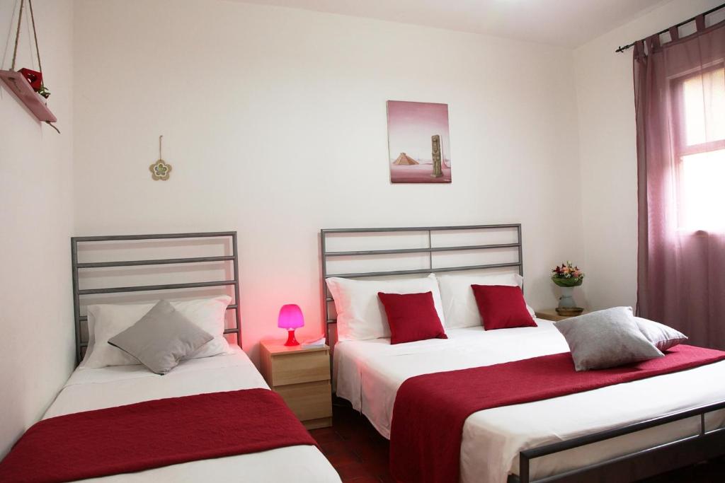 - une chambre avec 2 lits dotés de draps rouges et blancs dans l'établissement Residence Torre Saracena, à Villapiana 95 autres photos