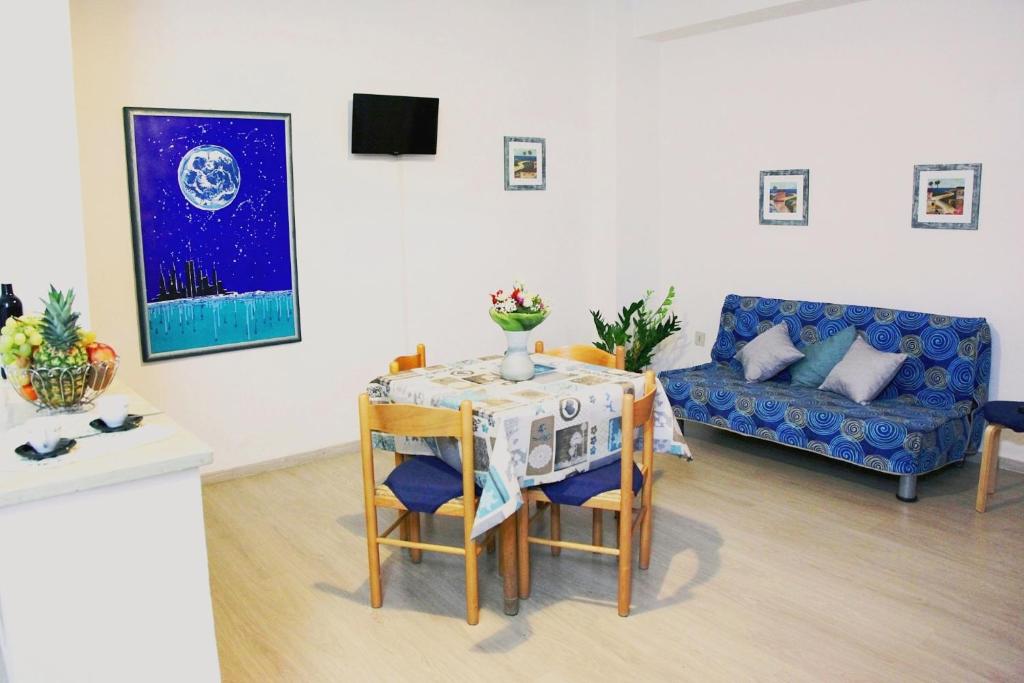 un salon avec une table et un canapé dans l'établissement Residence Torre Saracena, à Villapiana