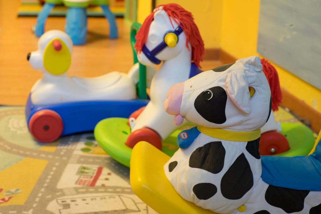 un jouet de cheval et de vache sur une table dans l'établissement Hotel Garden Lido, à Loano