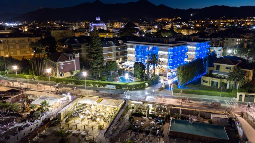 une vue d'une ville la nuit dans l'établissement Hotel Garden Lido, à Loano