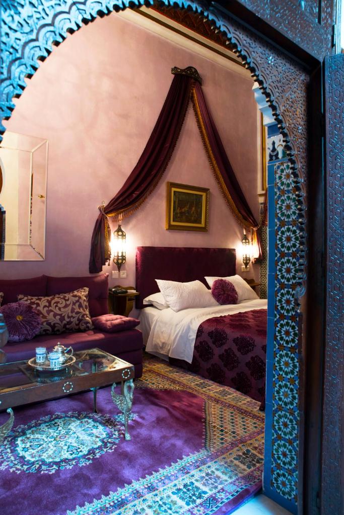 une chambre avec un lit et un canapé dans une pièce dans l'établissement El Reducto, à Tetouan