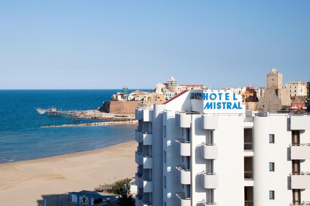 Cet hôtel offre une vue sur la plage et l'océan. dans l'établissement Hotel Mistral, à Termoli