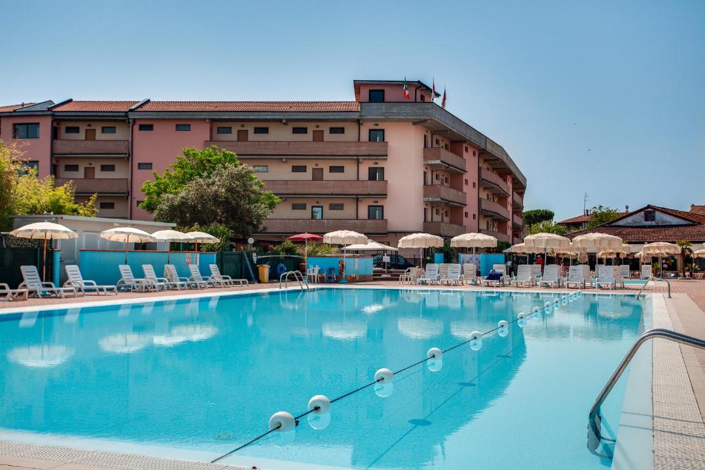 une grande piscine devant un hôtel dans l'établissement Aparthotel Costa Paradiso, à Lido Adriano 19 autres photos