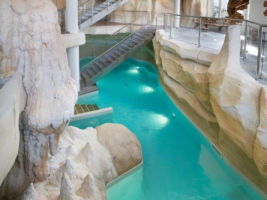 - un toboggan aquatique dans le parc à thème dans l'établissement Arc1950 Auberge Jérôme, à Bourg-Saint-Maurice