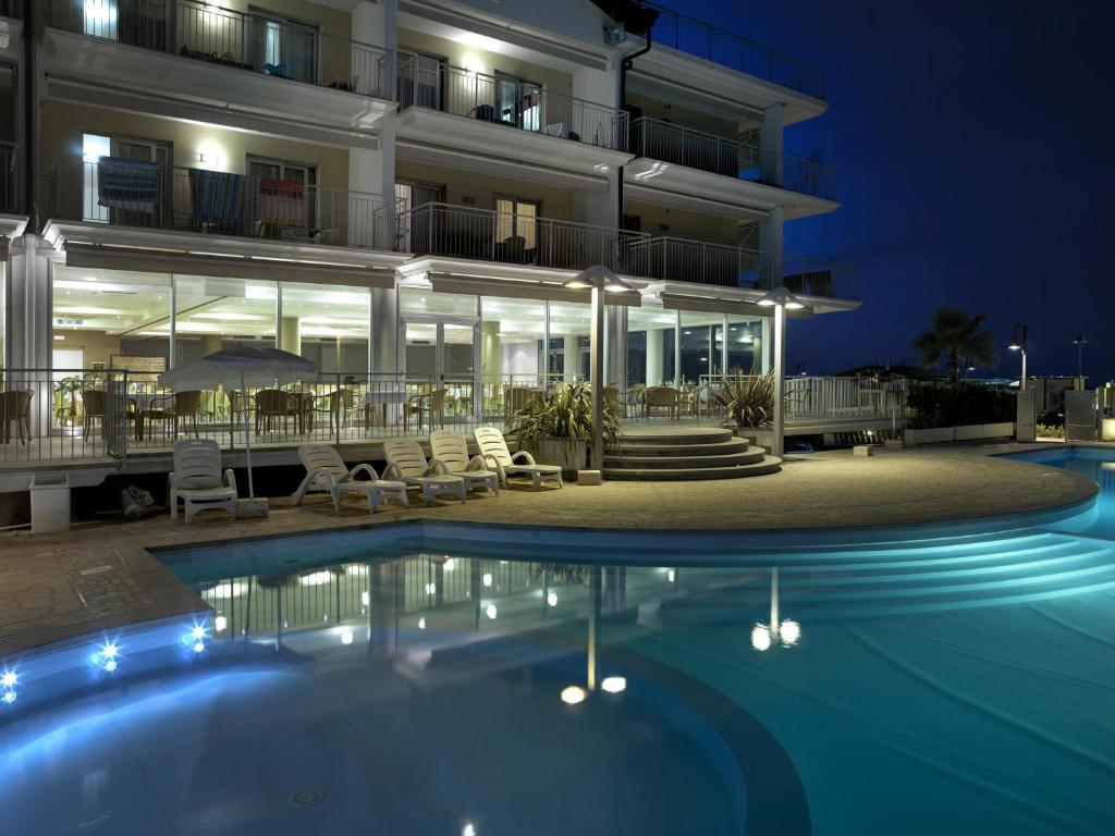 un hôtel avec piscine la nuit dans l'établissement Casa Del Mar, à Roseto degli Abruzzi