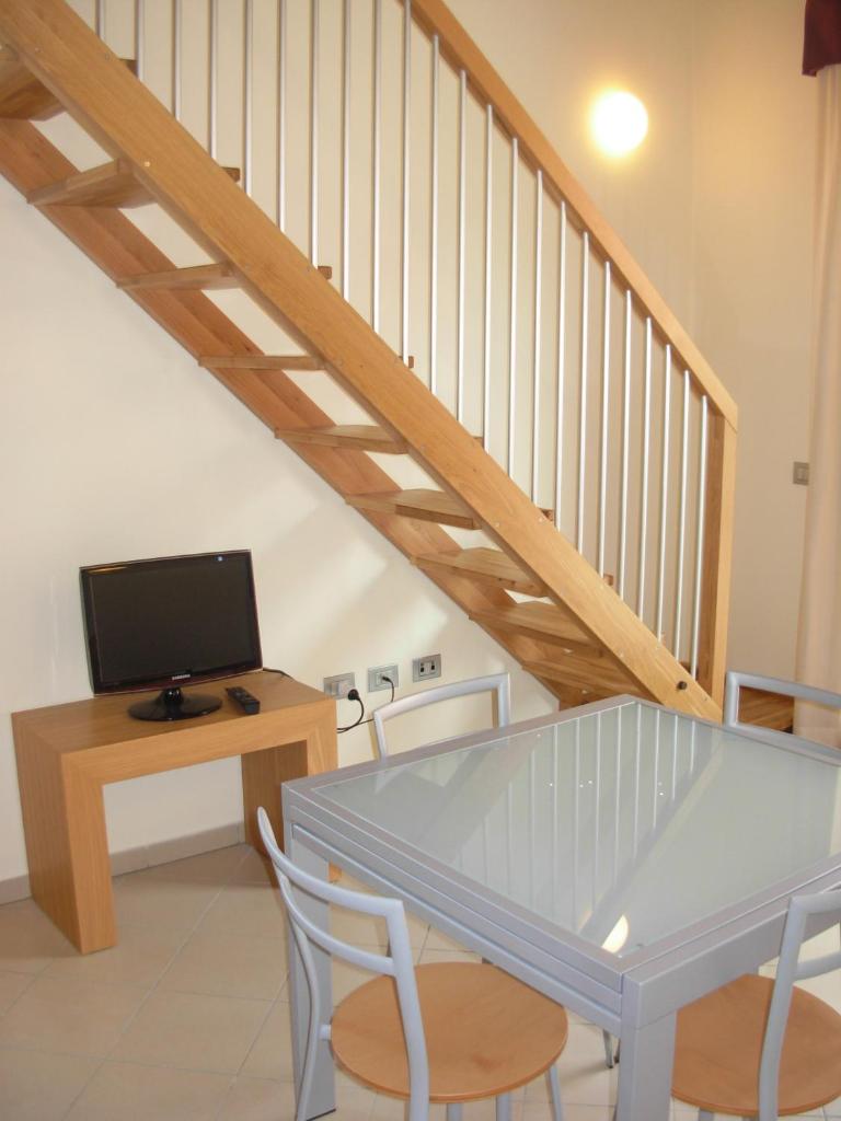une salle à manger avec une table et un bureau avec un ordinateur dans l'établissement Miramare Resort, à Tirrenia