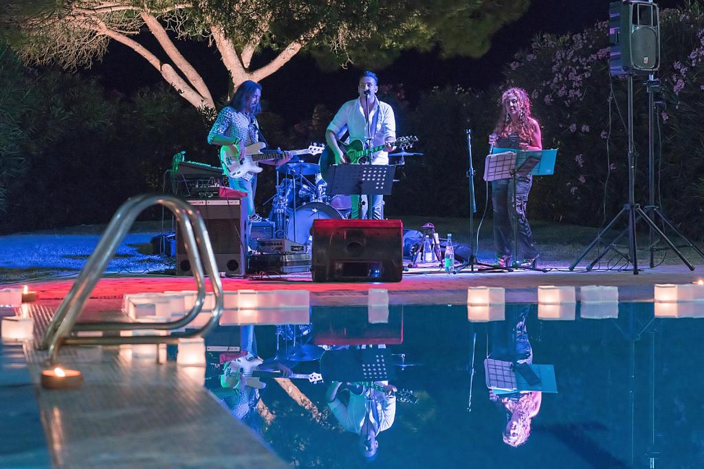 - un groupe de personnes jouant de la musique au bord de la piscine dans l'établissement Hotel Fabricia, à Portoferraio 290 autres photos
