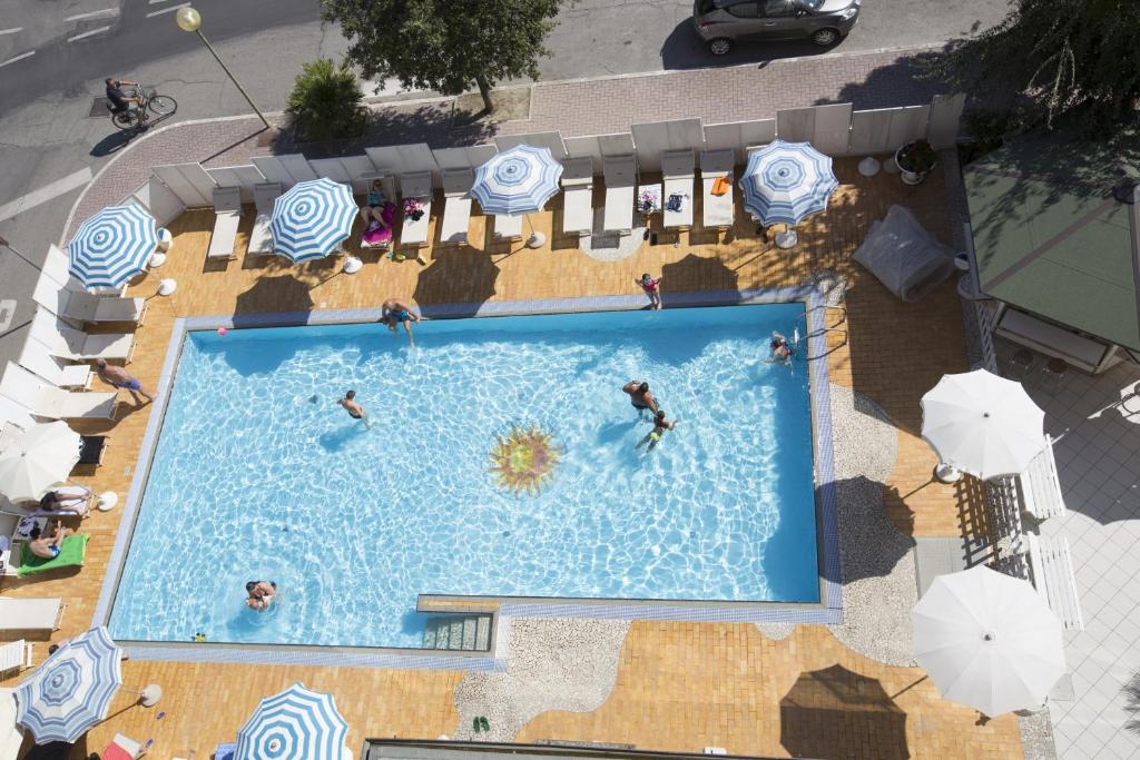 - une vue sur la piscine avec parasols dans l'établissement Hotel Silver, à Cesenatico