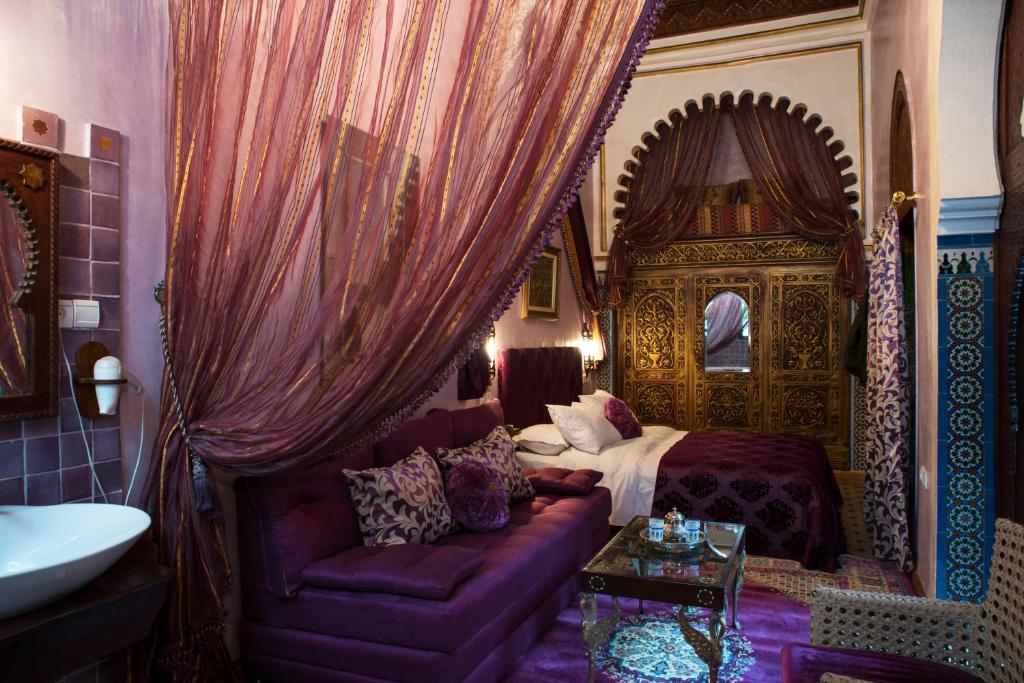 une chambre avec un grand lit et un canapé dans l'établissement El Reducto, à Tetouan