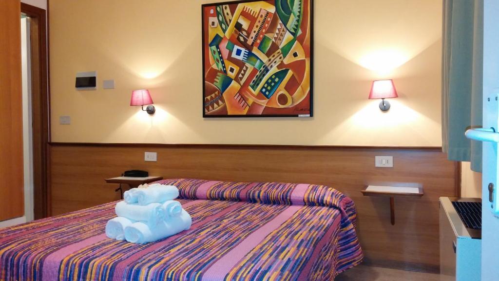 une chambre d'hôtel avec un lit avec un éléphant dans l'établissement Villa Romana, à Lignano Sabbiadoro 70 autres photos