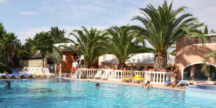 - une piscine dans un complexe avec des personnes dans l'eau dans l'établissement Camping La Croix du Sud, au Barcarès 37 autres photos