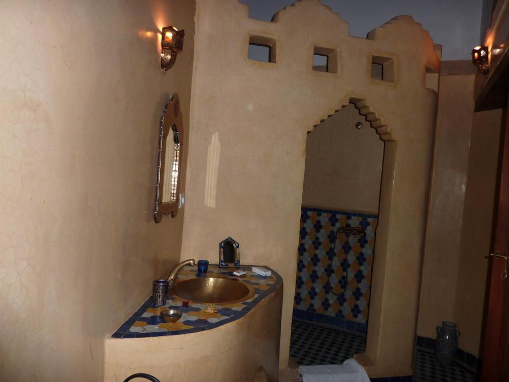 une salle de bain avec un lavabo et un miroir dans l'établissement Dar Al Safadi, à Fès