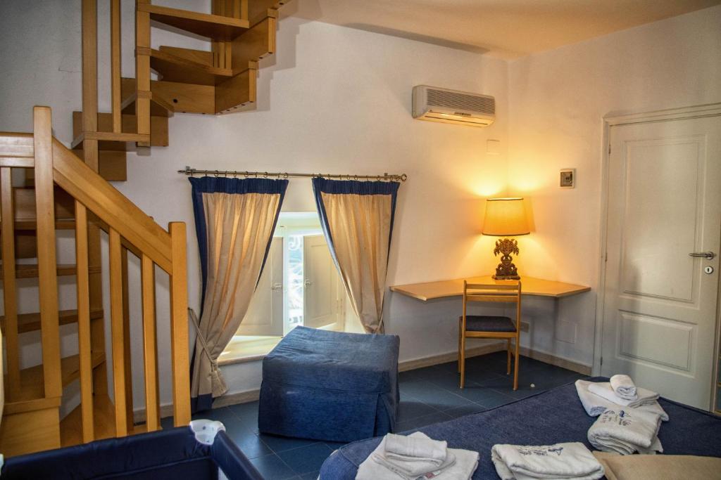 - un salon avec un canapé bleu et un bureau dans l'établissement Residence Villa Piani, à San Vincenzo