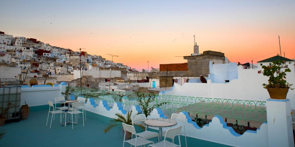 - une vue sur la ville avec des tables et des chaises dans l'établissement El Reducto, à Tetouan